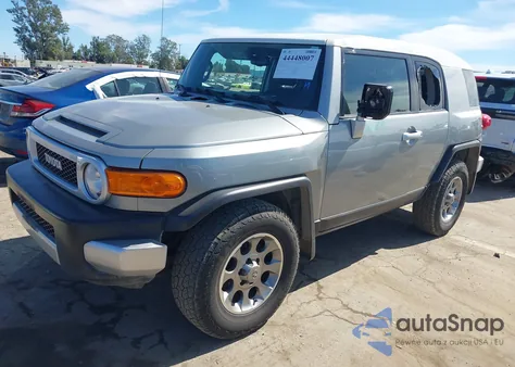 2011 Toyota Fj Cruiser z USA, uszkodzony, nr VIN JTEZU4BF6BK011723